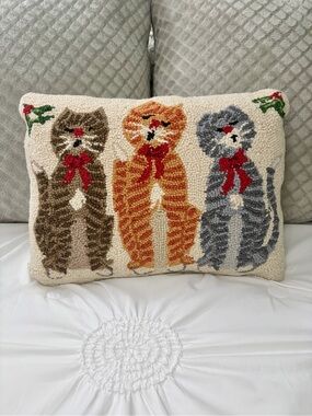 Peking Handicraft Caroling Cat Trio Hook Wool Holiday Throw Pillow 14 x 18